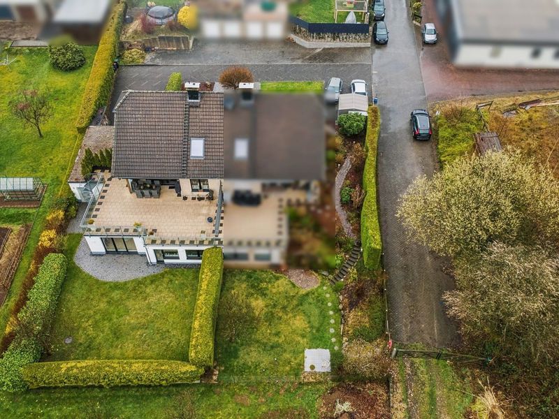 Hückeswagen: Großzügige Doppelhaushälfte mit Einliegerwohnung, Südterrasse und Weitblick ins Grüne